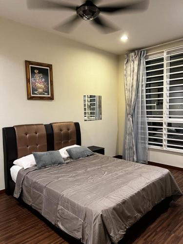 吉隆坡Zetapark, The Loft的一间卧室配有一张带吊扇的床