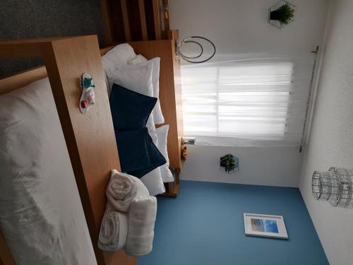 特伦Charming 1-Bed Apartment in Troon的小房间设有床和窗户