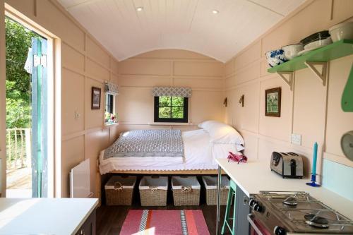 Long BredyLapin Cottage的一个小房子,厨房里设有床