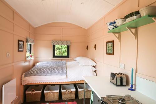 Long BredyLapin Cottage的小房间设有一张床和一张桌子