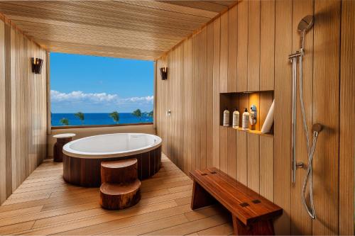 科苏梅尔科苏梅尔洲际总统度假村的带浴缸的浴室,享有海景。