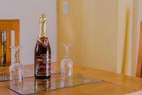 HuejotzingoHotel Carnaval的一瓶香槟和一张桌子上的两杯酒