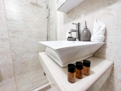 斯韦蒂·斯特凡Harmonia Bungalows & Pool的白色的浴室设有水槽和淋浴。