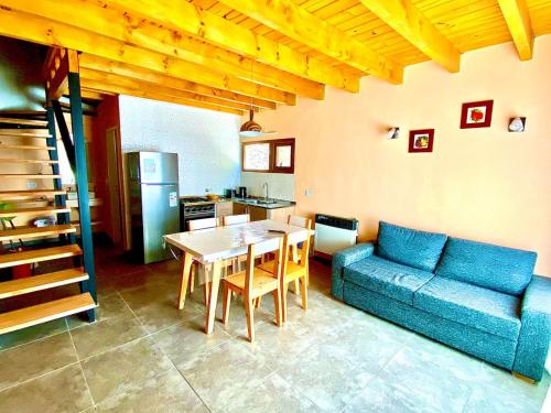 拉安戈斯图拉镇Departamentos Tres Maitenes的客厅配有蓝色的沙发和桌子