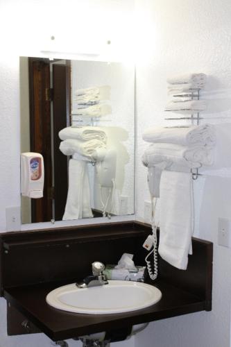 卡利斯佩尔空中旅馆的浴室设有水槽、镜子和毛巾