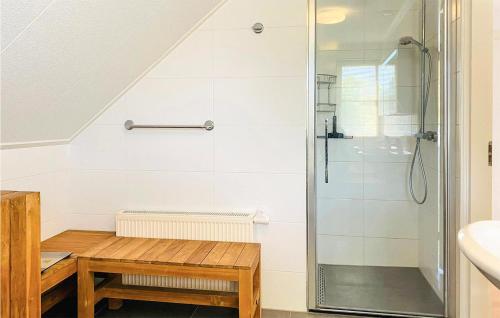 玛库姆Gorgeous Home In Makkum With Kitchen的带淋浴和木凳的浴室