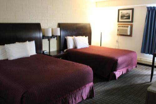 卡利斯佩尔空中旅馆的酒店客房设有两张床和窗户。