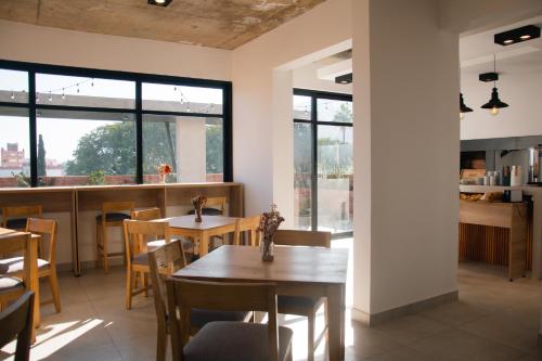 萨尔塔Usina Studio FMA-Coliving的用餐室设有桌椅和窗户。