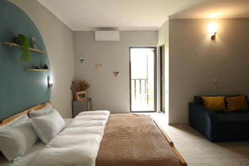 TʼianetʼihOlarooms N2的一张位于配有沙发和窗户的房间的床铺