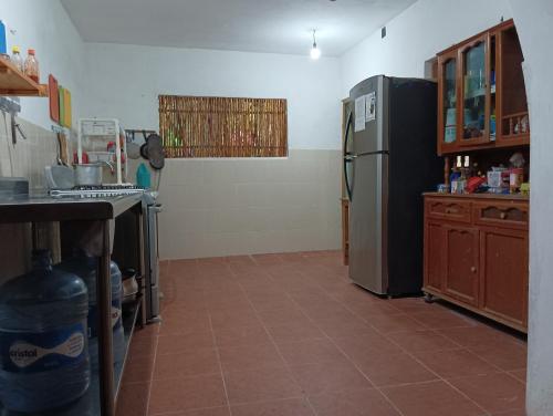 普拉亚卡门Alojamiento Ya'ax Nah的带冰箱的厨房和瓷砖地板。