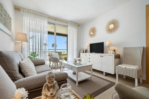 科马鲁加1ª LÍNEA DE PLAYA. Apartamento: LA CALMA的带沙发、桌子和电视的客厅