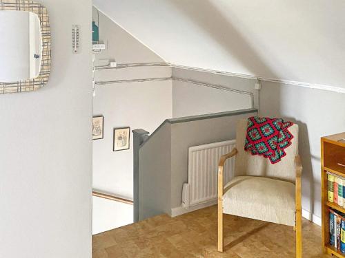 博伦厄Holiday home Borlänge II的房间里的椅子上带毯子