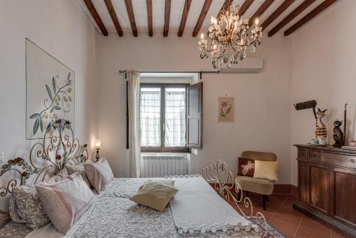 菲耶索莱托里迪佛罗伦萨住宿加早餐旅馆的一间卧室配有一张床和一个吊灯