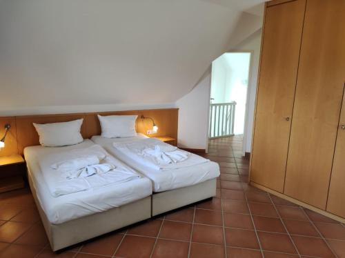DewichowFerienhaus Waterkant的一间卧室配有带白色床单和枕头的床。