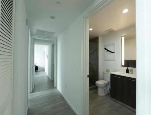 迈阿密Luxury 2'2 apartment brickell downtown的白色的浴室设有卫生间和水槽。