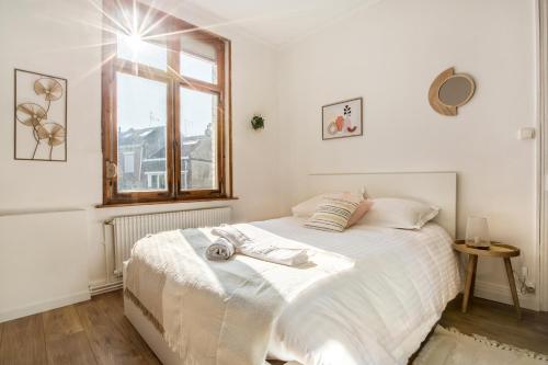 朗贝萨尔Le Cottage de l'Hippodrome.的卧室配有一张大白色床和窗户