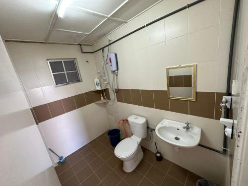 伯恩仓D'CAMERON MUSLIM HOMESTAY的一间带卫生间和水槽的浴室