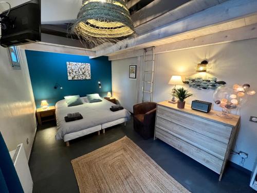 圣马丹德雷Appt 75m2 port St-Martin, parking inclus的一间卧室配有一张床和一个沙发