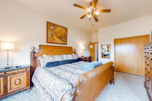 林肯市JS Beach House的一间卧室配有一张床和吊扇