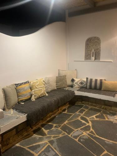 伊奥斯乔拉Mazi stin Io的带沙发和地毯的客厅