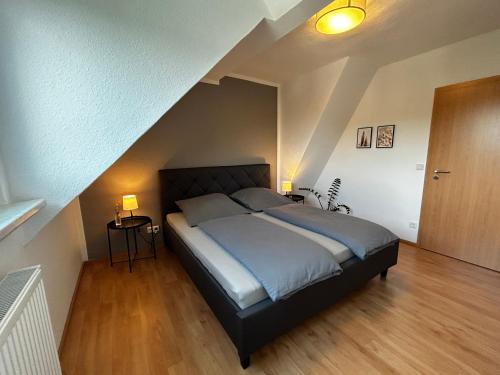 盖尔森基兴Modernes Apartment in Stadionnähe的阁楼上的卧室配有一张大床