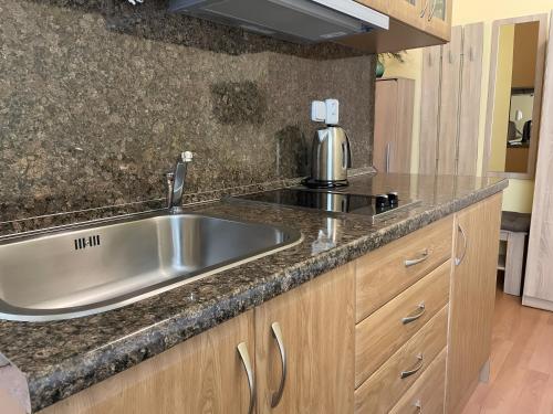 玛丽亚温泉Anzio apartments的厨房配有水槽和台面