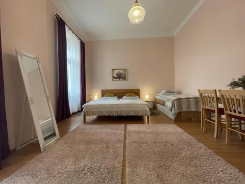 玛丽亚温泉Anzio apartments的一间卧室配有两张床和镜子