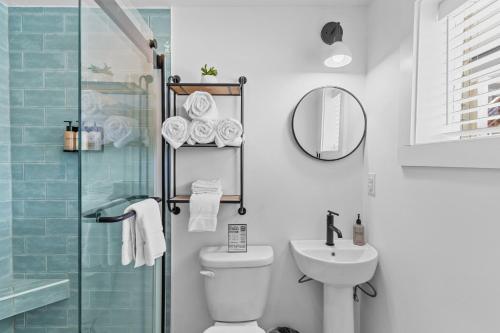 橡树岛The Beach House at Oak Island by Carolina Resorts的浴室配有卫生间、盥洗盆和淋浴。