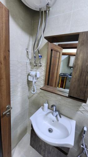 NijilMontreal apartment Shobak near petra的一间带水槽和镜子的浴室
