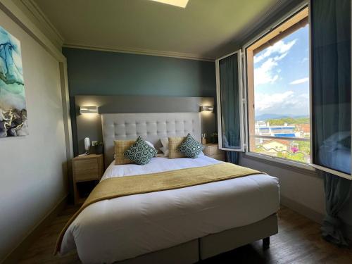 曼德琉-拉纳普勒海湾酒店的一间卧室设有一张大床和大窗户