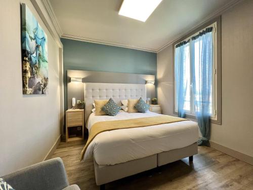 曼德琉-拉纳普勒海湾酒店的一间卧室设有一张大床和一个窗户。