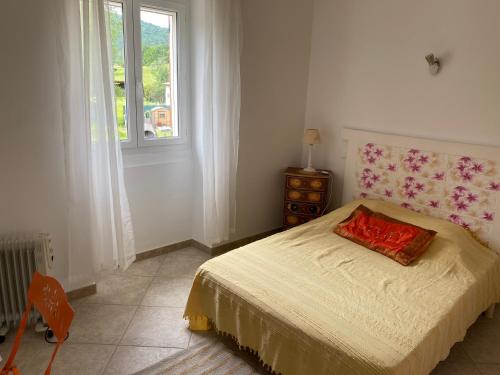 Montégut-PlantaurelMaison tranquillité的一间卧室配有一张红色枕头的床