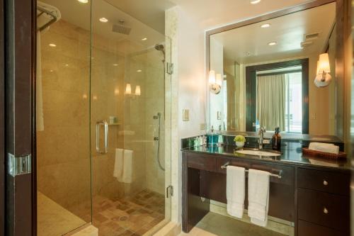 迈阿密海滩Boutique Suites 3 min walk to beach的一间带玻璃淋浴和水槽的浴室