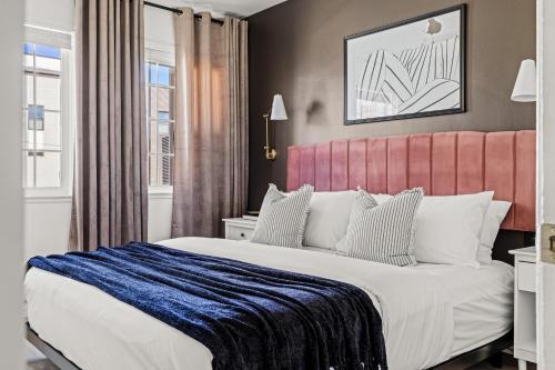丹佛Modern Comfort - King Beds - Walk to Sloans Lake的一间卧室配有一张大床和红色床头板