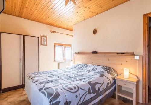 CampregheriALBERGO CAMPREGHERI的一间卧室设有一张床和木制天花板
