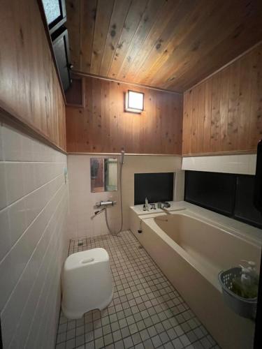 笛吹市Fukuro no Oyado Shinkan - Vacation STAY 59600v的带浴缸、卫生间和盥洗盆的浴室