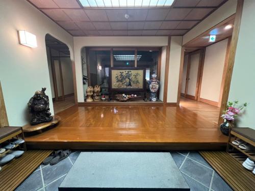 笛吹市Fukuro no Oyado Shinkan - Vacation STAY 59600v的大楼的走廊,铺有木地板