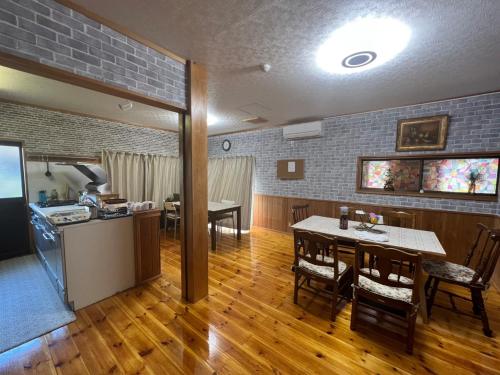 笛吹市Fukuro no Oyado Shinkan - Vacation STAY 59600v的厨房以及带桌椅的用餐室。