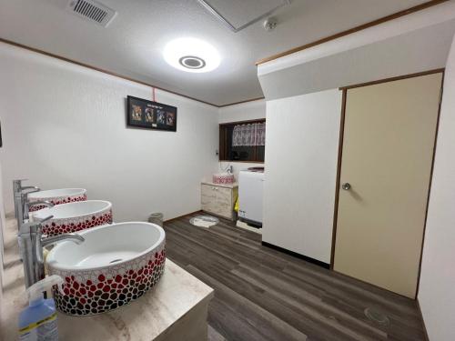 笛吹市Fukuro no Oyado Shinkan - Vacation STAY 59568v的一间带大浴缸和水槽的浴室