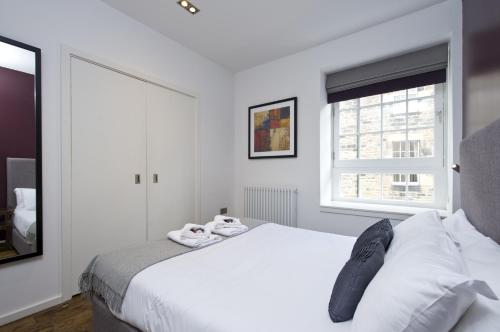 爱丁堡情定苏格兰 - 麦芽酒舍公寓酒店的白色的卧室设有床和窗户
