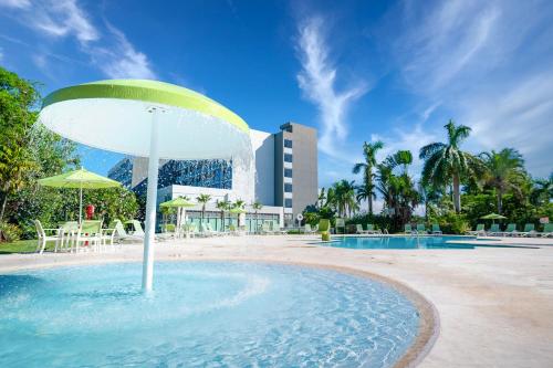 马亚圭斯马亚圭斯假日酒店和热带赌场的度假村中央带喷泉的游泳池