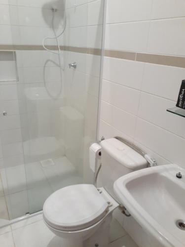 弗洛里亚诺波利斯Por do Sol的浴室配有卫生间、淋浴和盥洗盆。