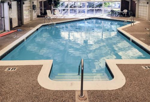 丹弗斯波士顿北6号汽车旅馆 - 丹弗斯的大楼内的一个蓝色海水游泳池