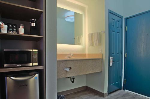 谢拉维斯塔Comfort Inn & Suites Sierra Vista near Ft Huachuca的一间配有微波炉和水槽的小浴室