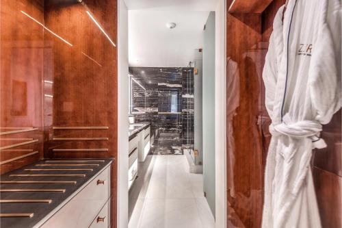 温哥华AZUR Legacy Collection Hotel的厨房配有白色橱柜和长长的走廊