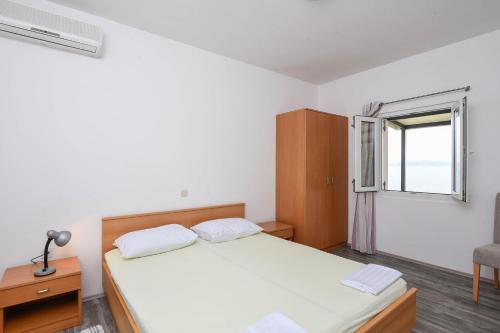 特雷斯塔尼克Holiday house with a parking space Dingac - Pristranj, Peljesac - 660的一间卧室设有一张床和一个窗口