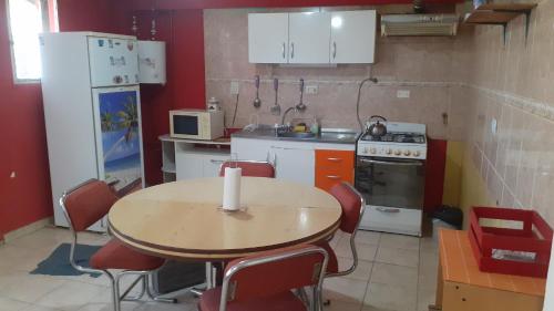 里奥加耶戈斯Departamentos La chacra的厨房配有木桌和桌椅
