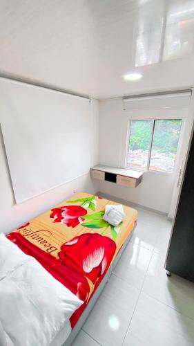 佩雷拉Apartahotel222 Pereira 403的白色的房间,床上有毯子