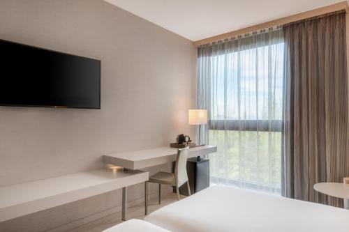 圣库加特德尔瓦勒斯圣库加特AC酒店，万豪生活酒店的配有一张床、一张书桌和一扇窗户的酒店客房