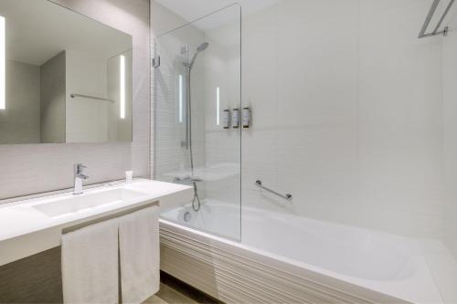 圣库加特德尔瓦勒斯圣库加特AC酒店，万豪生活酒店的带淋浴和盥洗盆的白色浴室
